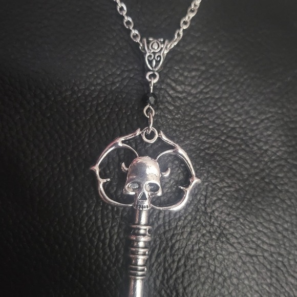 Skull with horns skeleton key silver tone necklace - Picture 2 of 5